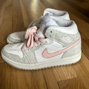 Nike - Size 5 youth white and pink mismatched tie up sneakers